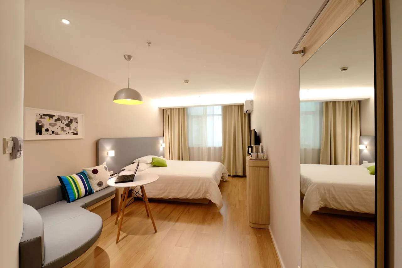 Yenilenmiş bir otel odası